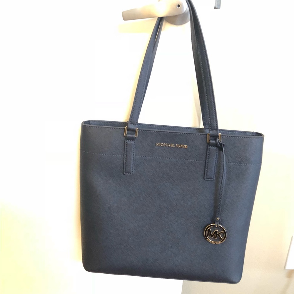 Navy blue MICHAEL KORS med size tote!!